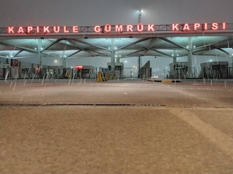 <p>Kapıkule Gümrük Kapısı bölgesinde etkili olan kar yağışıyla birlikte kar kalınlığı 4 santimetreye ulaştı.</p>