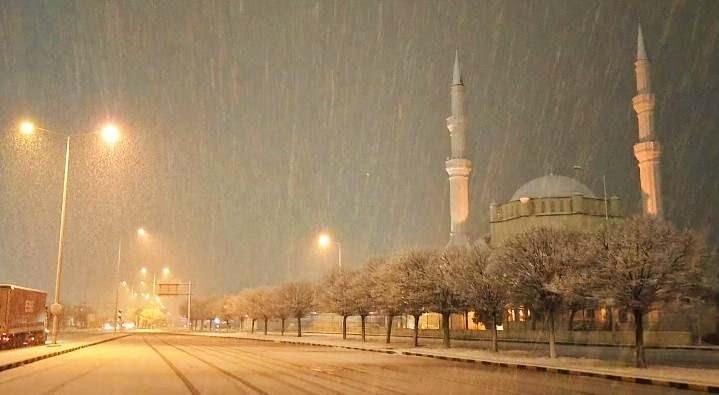<p>Etkili olan kar yağışıyla birlikte her yer beyaza büründü. Kapıkule Gümrük Kapısı yolunun trafiğe kapanmaması için karayolları ekipleri tarafından çalışma başlatıldı.</p>