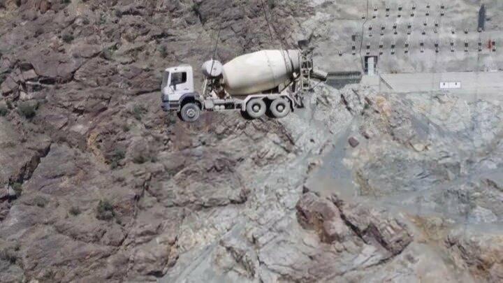 <p>T&uuml;rkiye sınırları i&ccedil;erisinde 410 kilometrelik uzunluğa sahip Kuzeydoğu Anadolu&rsquo;nun en b&uuml;y&uuml;k nehirlerinden olan Artvin&rsquo;deki &Ccedil;oruh Nehri &uuml;zerinde, 26 Şubat 2013 tarihinde, d&ouml;nemin Başbakanı, Cumhurbaşkanı Recep Tayyip Erdoğan tarafından telekonferans bağlantısı ile temeli atılan Yusufeli Barajı ve HES Projesi inşaatı s&uuml;r&uuml;yor.</p>
