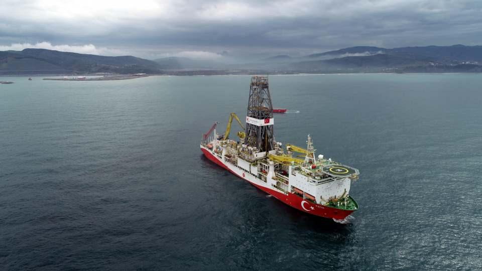 <p><strong>Çalışmaların hızlanması, bölge halkını da heyecanlandırdı. </strong></p>
<p>Sanayi ve Teknoloji İl Müdürü Yaşar Karaman, doğalgazın karaya çıkarılmasında yapılacak çalışmalarda 2 bin kişinin çalışacak olmasının bölge için önemli bir istihdam kaynağı yarattığını belirterek, "Bu bizim için iyi bir rakam. </p>