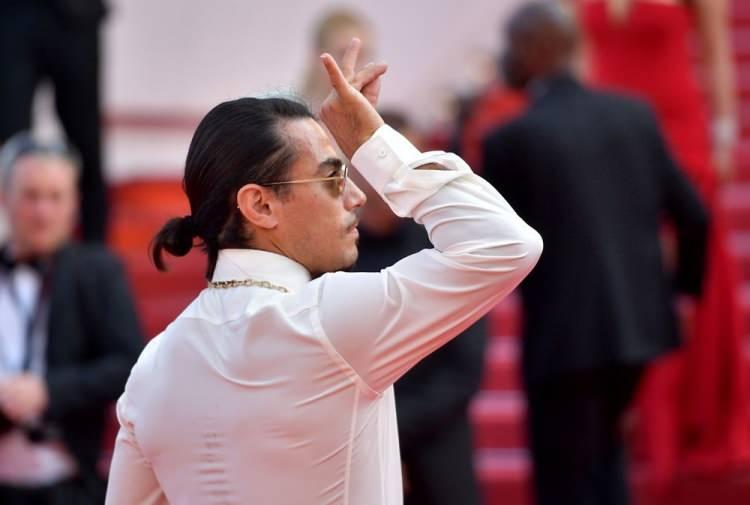 <p>Nusret (Salt Bae): Uluslararası popüler et restoranı Nusr-Et’i kuran bir kasap, restoran sahibi ve şeftir. Et hazırlama ve baharatlama tekniği internette bir sansasyon yarattı.</p>
<p> </p>