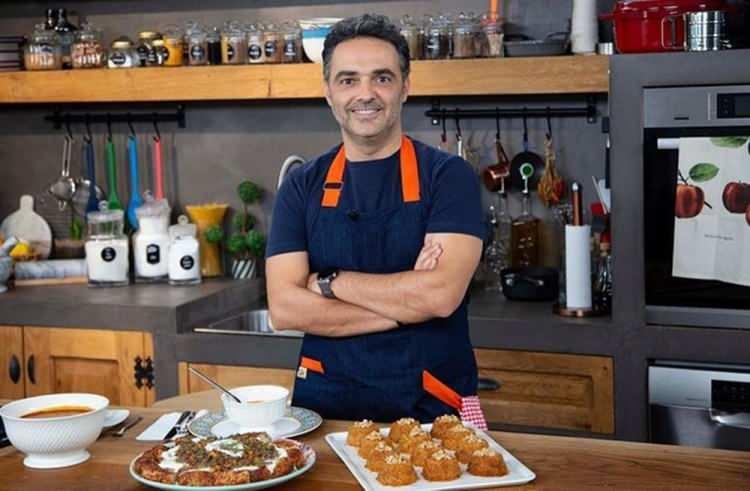 <p>Arda Türkmen: İstanbul’da bir restoran sahibi ve sevilen televizyon kişisidir.</p>
<p> </p>