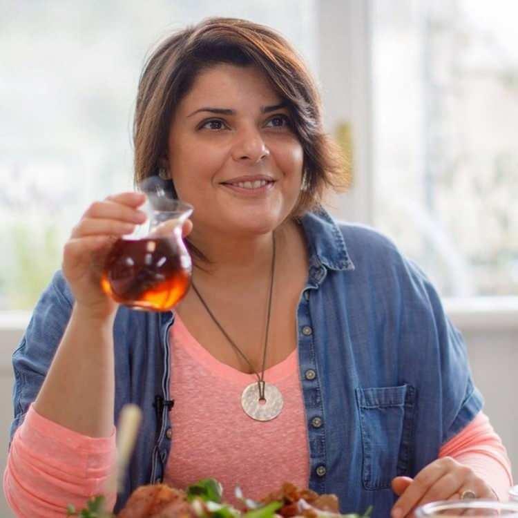 <p>Refika Birgül: Türk mutfağı hakkında yemek kitapları ve köşe yazıları yazmış bir yazar ve televizyon kişisidir.</p>
<p> </p>