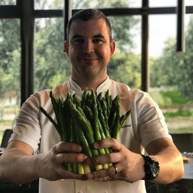 <p>Osman Sezener: İzmir’deki köklerine dönüp OD Urla restoranını açmadan önce İtalya, İstanbul ve ABD’de çalıştı.</p>
<p> </p>