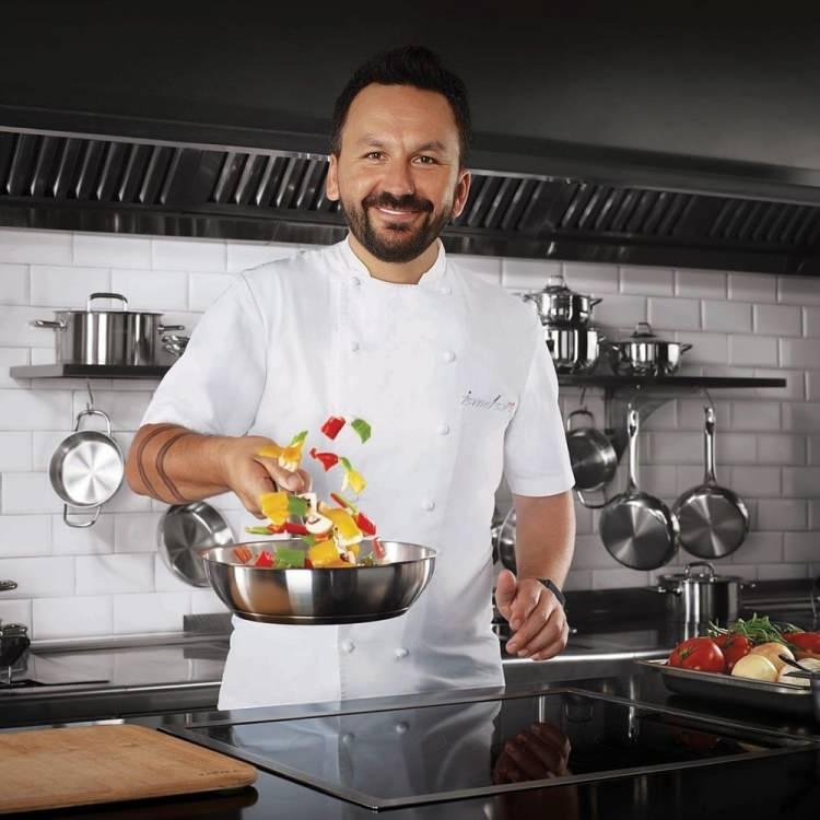 <p>İsmet Saz: Tanınmış şeflerle çalışmak için ABD’ye gitmeden birçok restoranda çalıştı. 2015 yılında İstanbul’da TOI Restaurant & Lounge’u açtı.</p>
<p> </p>