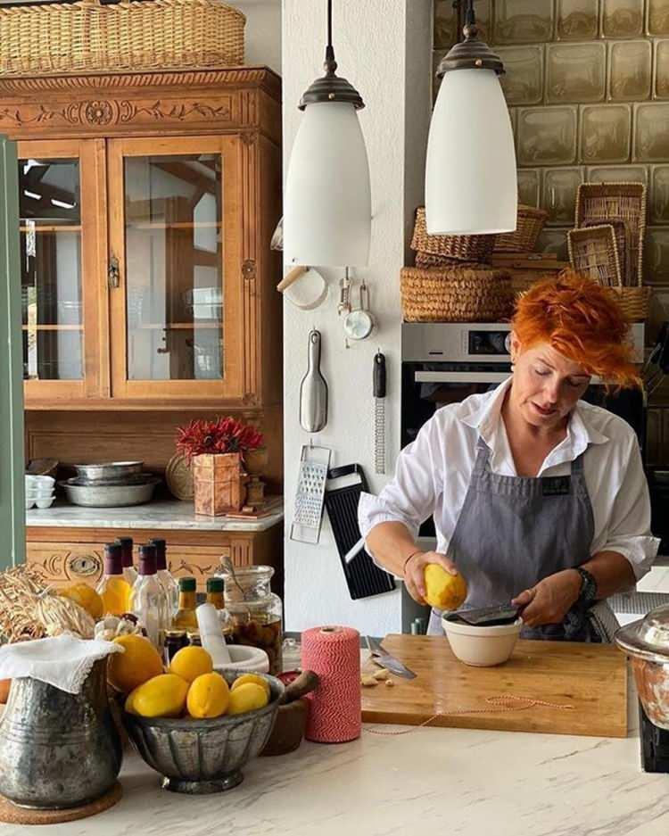 <p>Şemsa Denizsel: Önceki restoranı Kantin, İstanbul’a özgü yemekleri yalın, kaliteli bir estetikle yarattı. YouTube kanalı da var.</p>
<p> </p>