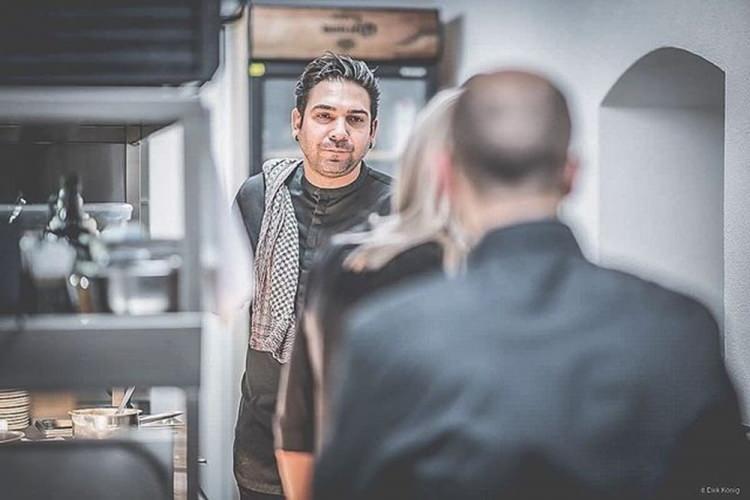 <p>Serkan Güzelçoban: Michelin yıldızı kazanan ikinci Türk şef. Almanya’da doğup büyümüş olmasına rağmen ailesi Denizli’den geliyor.</p>
<p> </p>