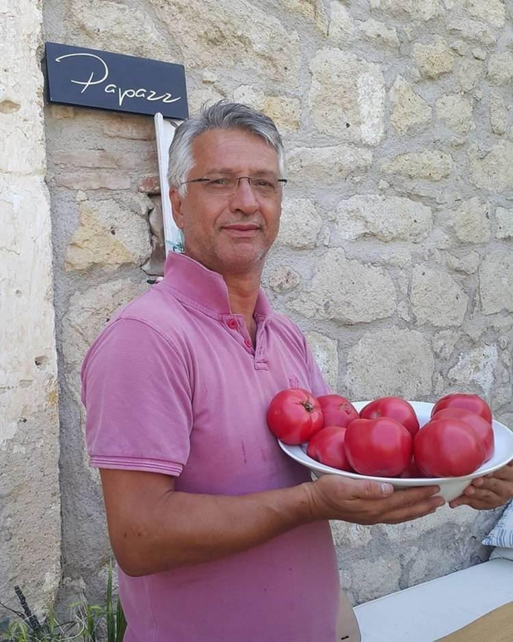 <p>Vedat Başaran: Osmanlı döneminden kalma yemek kitaplarından ilham alan bir şef ve yemek kültürü araştırmacısı.</p>
<p> </p>