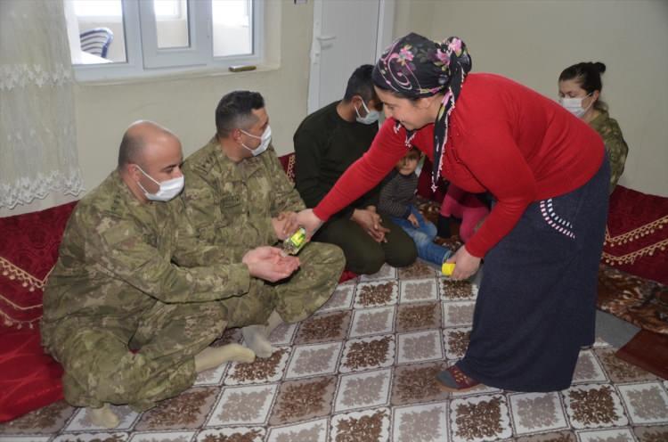 <p>Hira Karahan ise komutanları gördüğünde heyecanlandığını dile getirerek, "Komutanlarımız bize hediyeler verdi. </p>
