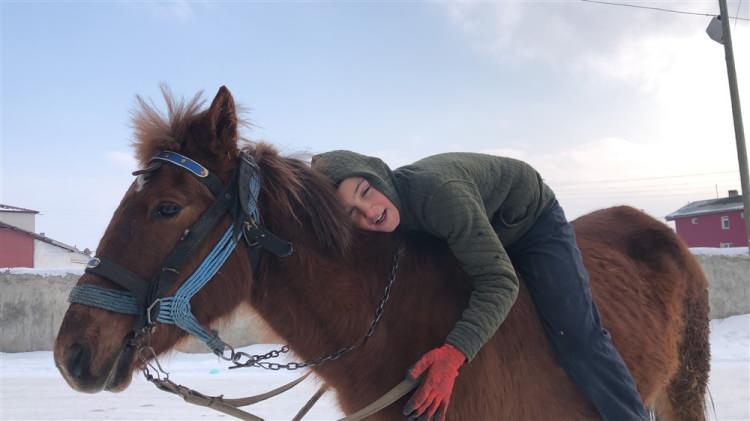 <p>Boyunlarına sarıldığı hayvanların bakımını eksik etmeyen Salgar, hayvanlara işkence edenlere de sitemde bulundu.</p>

<p>&nbsp;</p>
