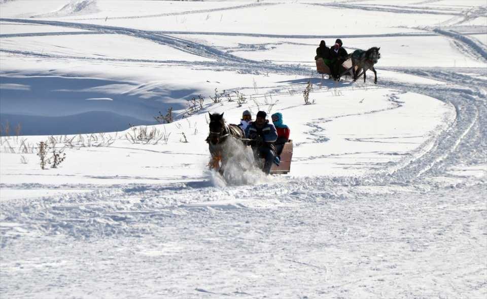 <p>Atlı kızakçılardan Serhat Aybay, AA muhabirine yaptığı açıklamada, geç başlayan kış sezonunda kızaklarla yeni hizmet vermeye başladıklarını söyledi.</p>

<p> </p>
