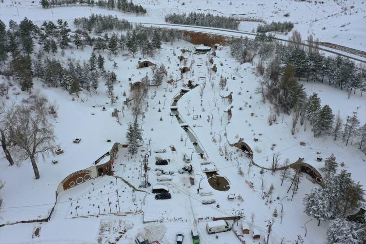 <p>Sivas'ta "Yüzüklerin Efendisi" filmindeki "Hobbit Evleri"nden esinlenerek inşa edilen yamaç evleri ve çevresinde, kar yağışı ile ilginç görüntüler ortaya çıktı.</p>
