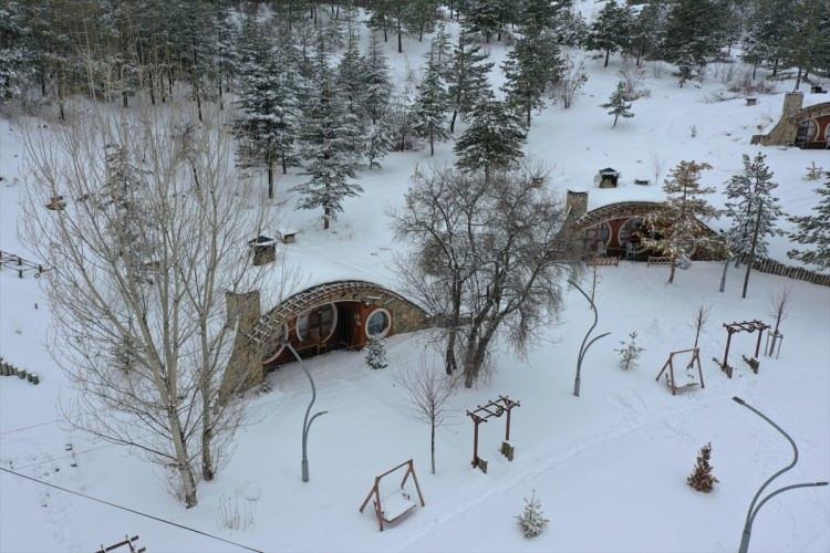 <p>Kentte etkili olan kar yağışıyla beyaza bürünen park ve mesire alanları ilgi çekiyor.<br />
Sivas Belediyesi tarafından yaptırılan şehir merkezine 6 kilometre uzaklıktaki "Hobbit Evleri" ve çevresinde de kar yağışıyla güzel görüntüler oluştu.</p>
