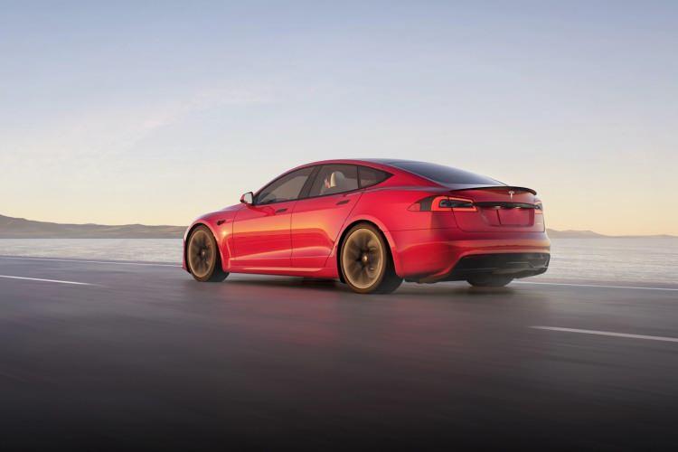 <p>Tesla orta üst sınıfa ait olan sedan otomobili Model S’i de 2012’den bu yana ilk defa güncelledi.</p>

