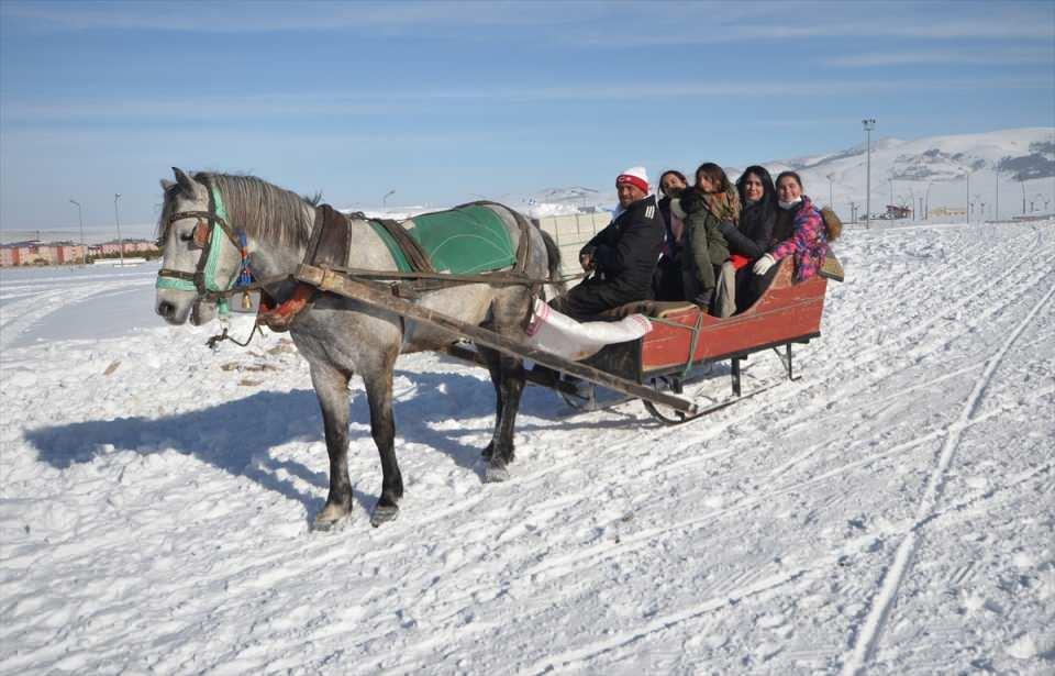 <p>Yöre halkının genellikle yük taşımada kullandığı atlı kızaklar, bugünlerde kayak merkezindeki turistlere hizmet veriyor. Ücret karşılığında atlı kızaklarla kayak merkezini turlayan turistler, güzel vakit geçiriyor.</p>

<p> </p>
