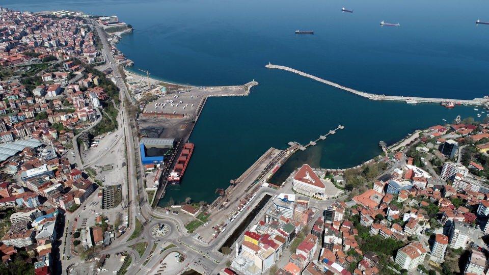 <p><strong>'NİTELİKLİ ARA ELAMAN İÇİN ÇALIŞMALAR YAPACAĞIZ' </strong></p>
<p>Karaman, Filyos'un bölgenin kalkınmasına en önemli bölge durumunda olduğunu ifade etti. Sanayi kuruluşlarının nitelikli personel ihtiyacını karşılamak için birtakım çalışmalar planladıklarını ifade eden Karaman, şöyle dedi: </p>
<p>"Gençlerimize kaliteli ara elaman olarak kendilerini yetiştirmelerini tavsiye ediyoruz. Bizde üniversitemizle kamu ve sanayi işbirliğiyle projelere imza atacağız. Bakanlığımızda her türlü desteği vermeye hazır. Ara eleman bulmakta zorlanıyor firmalar. Biz Filyos'ta bir firmayı ziyaret ettik. Kaynakçı ve tornacı bulamadıklarını söylediler. Yetişmiş ve kaliteli ara elaman istiyorlar. Bizlerde buna öncü olacağız inşallah." </p>