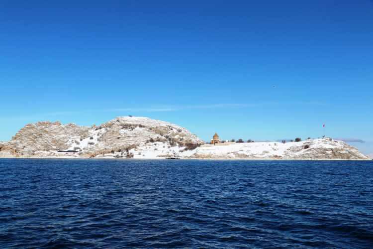 <p>Yerli ve yabancı turistlerin uğrak yeri olan Akdamar Adası'nın beyaza bürünmüş hali, Van Gölü'nün turkuaz mavisiyle birleşince ortaya seyrine doyumsuz manzaralar çıktı.</p>