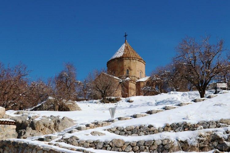 <p>Ayhan Kayuk isimli vatandaş ise ilk defa kış mevsiminde Akdamar Adası’nı görme fırsatı bulduğunu dile getirerek,<em> “Burada çok güzel çalışmalar yapılmış, buraları sahiplenmişiz. Farklı kültürlere saygı duyduğumuzu görüyorum burada. Hiçbir ayırım gözetmeden, kültürlere sahip çıkılması gerektiğini düşünenlerdenim</em>” dedi. </p>