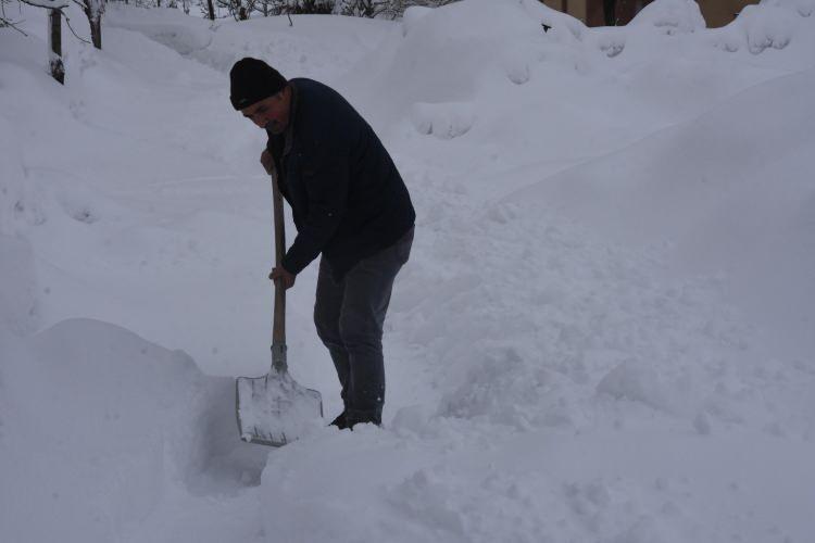 <p>Kentte d&uuml;n akşam saatlerinde başlayan, gece ge&ccedil; saatlere kadar belirli aralıklarla devam eden kar yağışı, hayatı olumsuz etkiledi. Kar nedeniyle 130 k&ouml;y yolu ulaşıma kapandı.&nbsp;</p>
