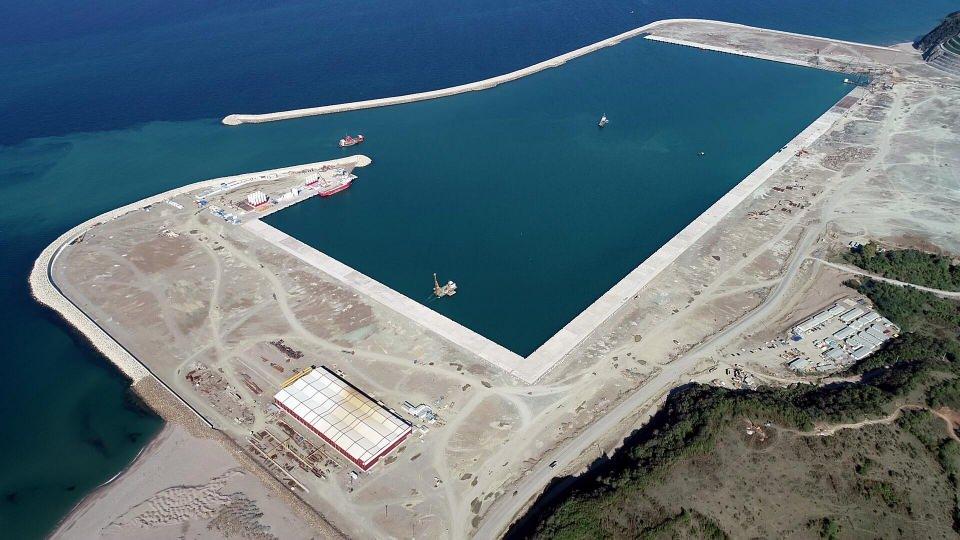 <p>Türkiye'nin üçüncü büyük limanı olmasının yanı sıra Karadeniz'deki doğalgazın karaya çıkarılacağı Filyos Limanı'nda Türkiye Petrolleri Anonim Ortaklığı'nın (TPAO) gerçekleştireceği boru ve rafineri benzeri çalışmalarda 2 bin kişinin istihdam edilecek olması bölge halkını sevindirdi.</p>
