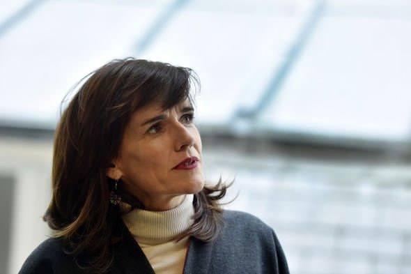 <p>Ödüllü Fransız gazeteci Florence de Changy'nin kitabındaki en çarpıcı detay ise, MH370 sefer sayılı yolcu uçağının yeni bir lazer silahıyla vurulduğu iddiası.</p>