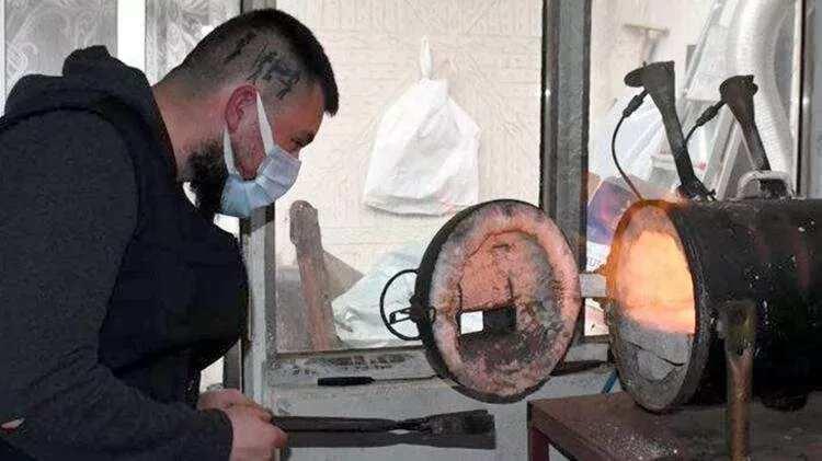 <p>Günümüzde şiddetle değil de sanatla buluşması adına elimden geldiğince yardımcı olmaya çalışıyorum. Bu işi yapmaktan zevk alıyorum. Bir insanın sevdiği işi yapması gibisi yok. Bıçağın yapımı özelliklerine göre 3 ile 12 gün arasında değişiyor. Ortaya çıkan sonuç ve ilgi de beni mutlu ediyor" dedi.</p>
<ul>
</ul>