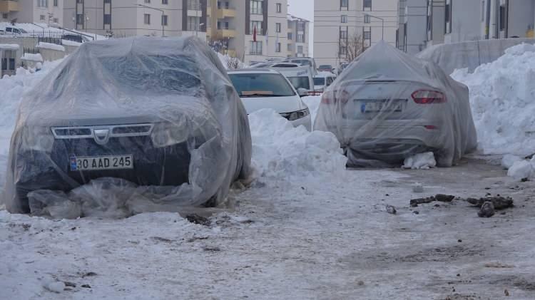 <p>Hakkari'nin Yüksekova İlçesinde hava sıcaklığının gece sıfırın altında 20 dereceye kadar düşmesi, yaşamı olumsuz yönde etkilerken, donurucu soğuklar nedeniyle park halindeki araçların üzeri naylon, battaniye ve brandayla kaplandı.</p>

<p> </p>
