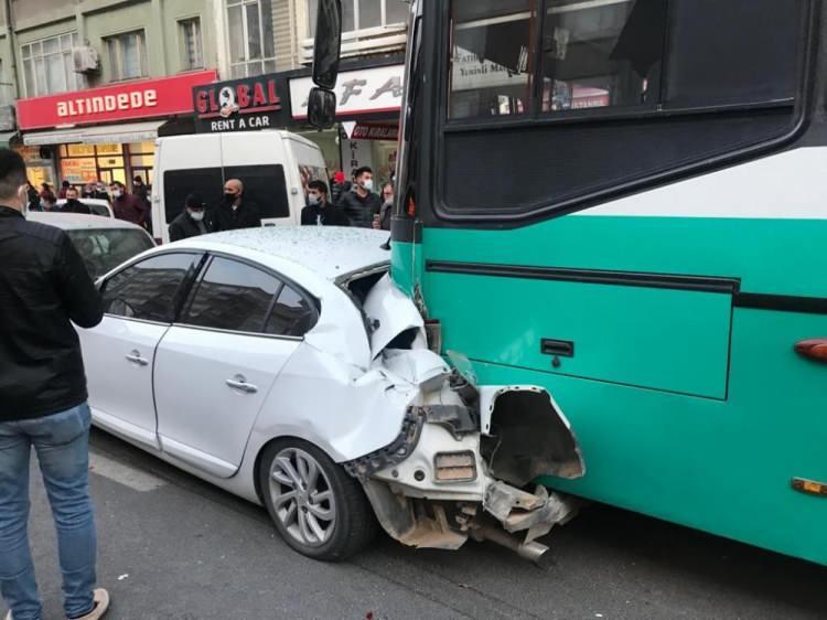 <p>Edinilen bilgiye göre, Kocasinan ilçesi İstasyon Caddesi üzerinde meydana gelen kazada, 8 araç birbirine girdi, bir elektrikli motosiklet de otobüse arkadan çarptı.</p>
