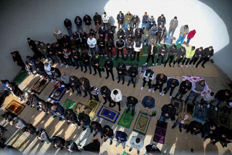 <p>İsrail'de suç ve şiddet olaylarındaki artışı ve İsrail polisinin ruhsatsız silah kullanımına karşı koymamasını protesto eden Araplar, Um El Faham bölgesinde toplanarak cuma namazını belediye binası önünde kıldı.</p>
