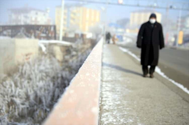 <p>Gece&nbsp;sıfırın altında 18 dereceyle Doğu Anadolu'nun en soğuk kenti olan Ardahan'da yol ve kaldırımlarda buzlanmalar oluştu.</p>

<p>&nbsp;</p>
