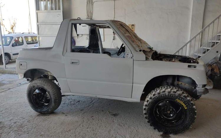 <p>Siirt’te 20 yıldır oto sanayi ustası olan Ferhat Tekin, çürümeye terk edilmiş 1990 model hurda aracı görünce, 10 bin liraya satın aldı. Aracı baştan sona yenileyerek 50 bin lira masraf eden Tekin, aracı yürür duruma getirdi.</p>