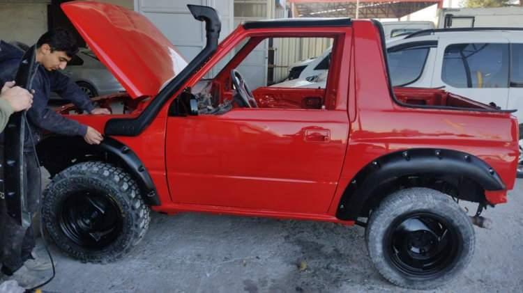 <p>Tekin, “Hurda da gördüğüm araba hoşuma gitti, hobi olarak başlıyayım dedim. 10 bin liraya aldığım arabayı 50 bin lira harcadım. Aracın motorunu indirip 4x4 şanzımanını baştan sona yeniledim. Arazide güzel bir şekilde gidecek şekilde. Araca ekstradan get yükseltme, kasa yükseltme jantlarını 5 santim dışarı çıkarma yaptım. Dıştan görünüşü de çok güzel gören çok beğeniyor almak istiyor. Arkadaşlarım 250 bin lira verdi, satmayı düşünmüyorum. Arabamı çok seviyorum” dedi.</p>