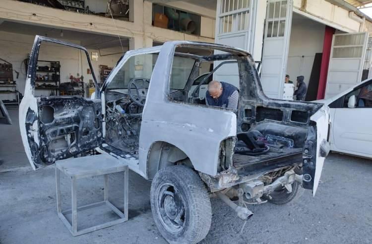 <p>Daha sonra özenle bakımları yapılan 31 yaşındaki araç, rengi ve görselliği ile herkesin dikkatini çekmeye başladı. Aracıyla her gün ilgilenen Tekin, satması için 250 bin lira teklif edildiği ama bunu kabul etmediğini dile getirdi.</p>