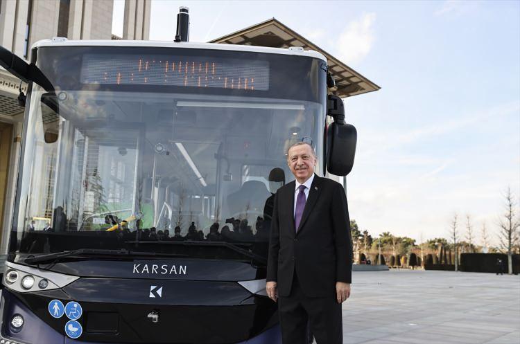 <p>Türk mühendisler tarafından üretilen Türkiye'nin ilk akıllı otobüsünün test edilmesinin ardından başkan Erdoğan <em><strong>"Külliye'de özellikle misafirlerimiz için kullanacağız. Çok ses getirir" </strong></em>ifadelerini kullandı.</p>
