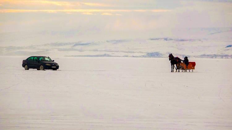 <p>Türkiye'nin önemli turizm merkezlerinden olan Ardahan'daki Çıldır Gölü, güzelliğini sergilemeye devam ediyor. Karşısında bulunan karla kaplı Kısır dağı, altında 'Türkiye'nin en büyük buz pisti' Çıldır Gölü, sahip olduğu doğal yapısı ve güzellikleriyle her mevsim ağırladığı yerli ve yabancı turistlerin ilgi odağı oluyor. </p>
