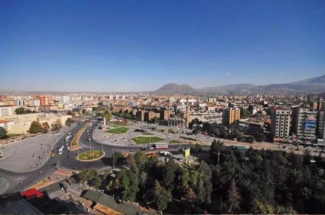 <p><strong>Kayseri 2020 nüfusu</strong><br />
<br />
1 milyon 421 bin 455 kişi.</p>
<p>Geçen yıla göre;<br />
<br />
14 bin 046 kişi arttı.</p>