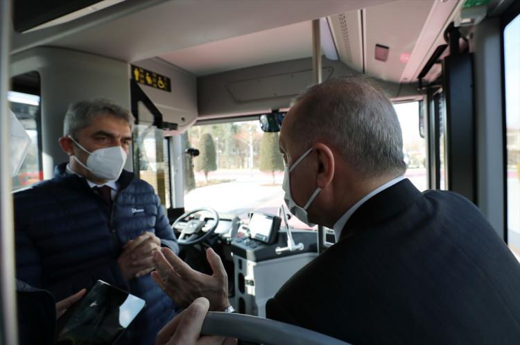 <p>3 yıldır bütün yeni ürün yatırımlarını gelecek teknolojilerine odaklanarak yaptıklarını belirten Baş, "Ama elektrikli hale getirirken de aracın otonom olacağını, ileride bir sonraki aşamada her ürünün otonom hale dönüşeceğini düşünerek, o alt yapıyı hazırlayarak elektrikli araç ürettik. </p>
<p> </p>