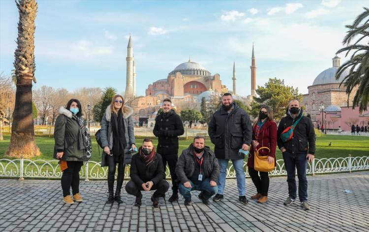 <p>Türk insanının misafirperverliği karşısında ise bir anlığına da olsa salgın, maske ve mesafenin unutulduğunu söyleyen Custovic, "Sanırım dünyanın hiçbir yerinde böyle samimiyet yok. İstanbul'da bazen maske taşıdığımı bile unuttum, zira şehir sizi öyle bir yere götürüyor ki kendinizi masalsı bir dünyada hissediyorsunuz." dedi.</p>
<p> </p>
<p> </p>