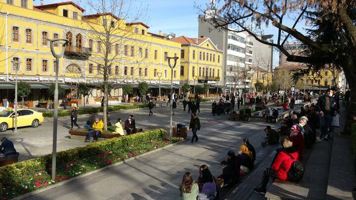 <p><strong>'YAZ GİBİ HAVA VAR'</strong></p>
<p>Engin Çiçek ise, “Uzun zamandır işlerden ve pandemiden dolayı dışarıya çıkamıyorduk. Güzel vakit geçirebilmek için sıcak havayı da fırsat bilip kendimizi dışarıya attık. Yaz gibi hava var. Havalar çok güzel dedi.</p>