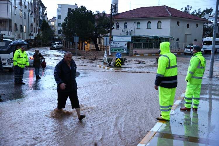 İzmir'de sağanak yine hayatı felç etti! CHP'li Belediye Başkanı uyardı: Trafiğe çıkmayın!