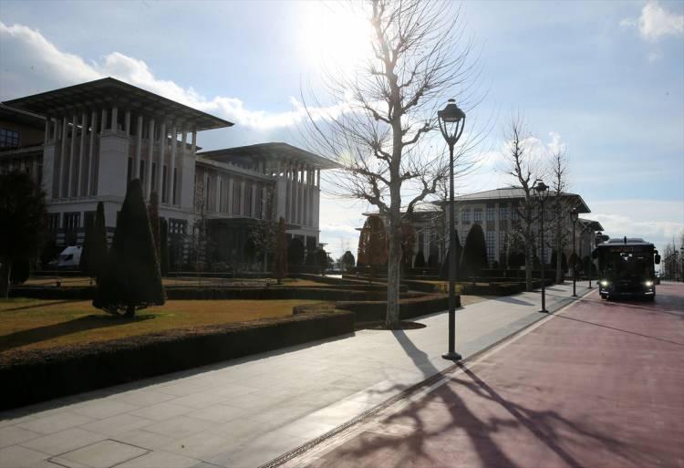 <p>Seviye 4 otonom sürüş, sürücü yardımı olmadan dinamik sürüş gerekliliklerinin tümünün otomatik bir sürüş sistemi tarafından yapılması olarak tanımlanıyor.</p>
