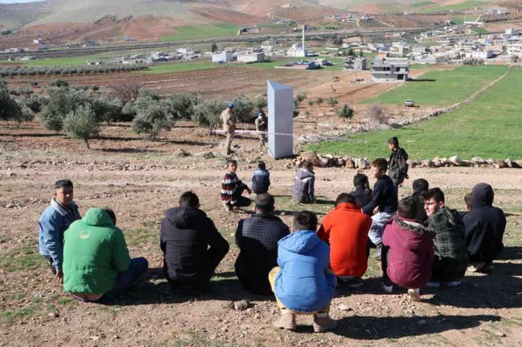 <p>Göbeklitepe yakınlarında bulunan metal bloğun bulunduğu yönünde haberler büyük yankı uyandırınca çok sayıda vatandaş da sokağa çıkma kısıtlamasını ihlal ederek bloğu görmek için Örencik Mahallesi’ne akın etti.</p>

<p> </p>
