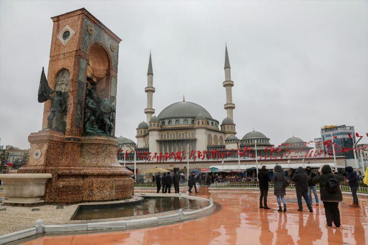 <p><strong>- "Her adımda güvenli hissediyorsunuz"</strong></p>
<p>Gazetecilerle birlikte İstanbul'u ziyaret eden "Bosna Hersek'in en güçlü adamı" olarak bilinen sporcu Nedzmin Ambeskovic de Türkiye'ye ilk kez geldiğini aktararak, "İstanbul Havalimanı'na iner inmez büyülendim. Bosna Hersek'ten geldiğimizi duyduklarında Türk halkı daha bir mutlu oluyor." dedi.</p>
<p> </p>
<p> </p>
<p> </p>
