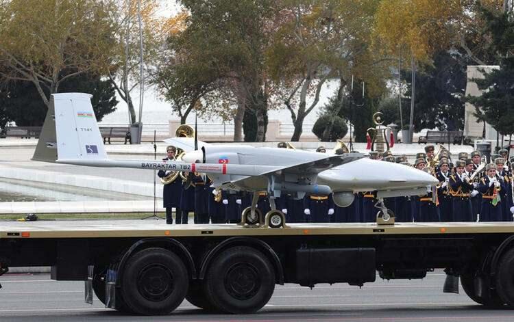 <p><strong>EGE DENİZİ'NİN ORTASINA DRONE ÜSSÜ </strong><br />
<br />
Türkiye üretimi Bayraktar TB2 SİHA'ların Suriye ve Libya'dan sonra Dağlık Karabağ savaşının kaderini değiştirmesi, Atina yönetiminde tam anlamıyla büyük bir paniğe yol açtı.</p>