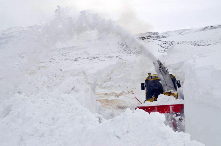 <p>Muş İl &Ouml;zel İdare ekipleri, 9 k&ouml;y ve 22 mezraya ulaşımı sağlayan &Uuml;&ccedil;evler Grup yolunu ulaşıma a&ccedil;mak i&ccedil;in &ccedil;alışmasını s&uuml;rd&uuml;r&uuml;yor.</p>
