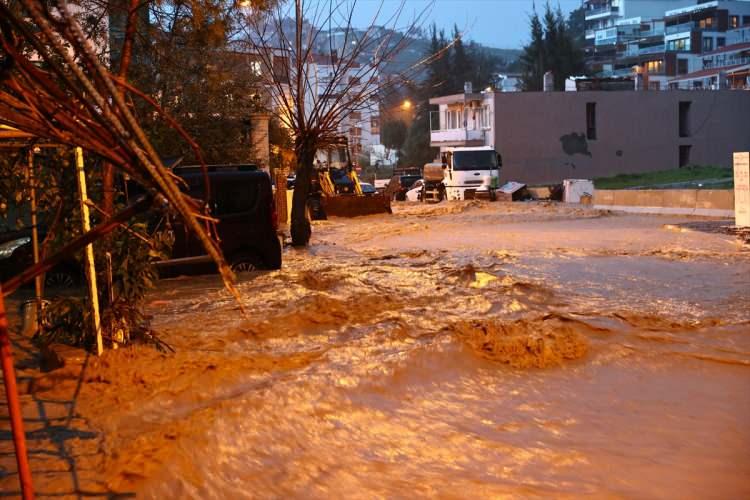İzmir'de sağanak yine hayatı felç etti! CHP'li Belediye Başkanı uyardı: Trafiğe çıkmayın!