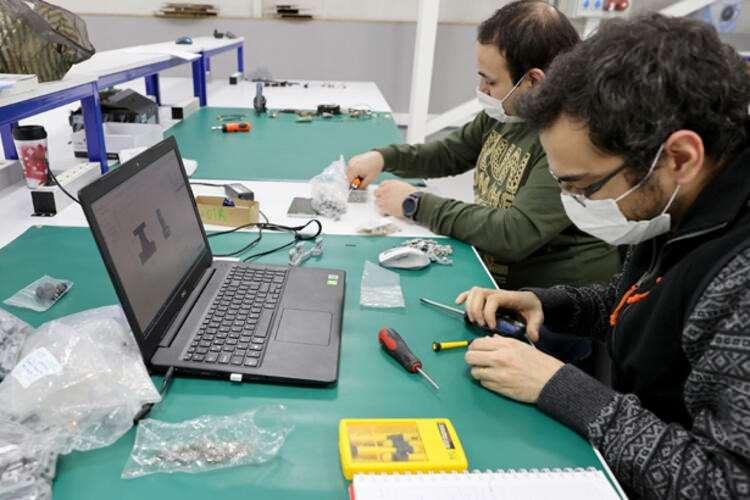 <p>Uçuş sırasında görev değişimi kabiliyeti var. Bir yer kontrol istasyonuyla birden fazla İHA kontrol edebildiğiniz gibi 2 ayrı yer kontrol istasyonuyla aynı İHA'yı kontrol edebiliyorsunuz. Bu önemli bir özellik, akıllı görev değişimi özelliği. Yer kontrol istasyonunu takip edebiliyor.</p>

<p> </p>
