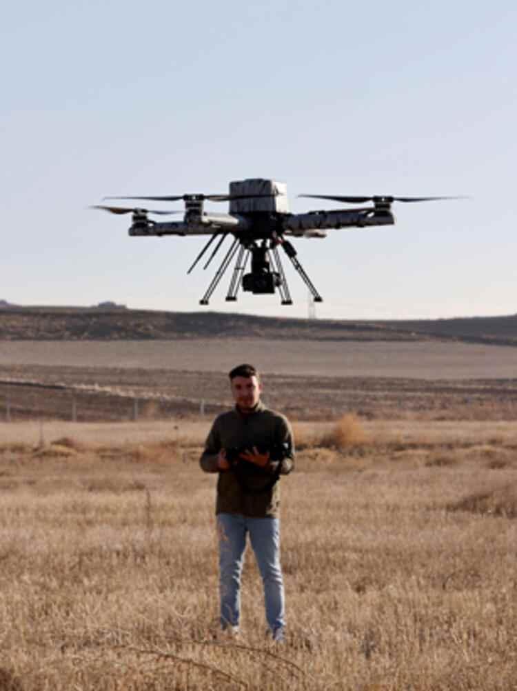 <p>Birdir, otonom olarak görev yapabilen bu sistemlerin, "hava aracı platformu", termal ya da elektro optik kameradan oluşan "sensör birimi", görevin planlandığı, uçuşun otonom olarak sağlandığı, sensör ve kameralardan gelen görüntü ve verilerin izlenebildiği "yer kontrol istasyonu" gibi unsurlardan oluştuğunu anlattı.</p>
<p> </p>
