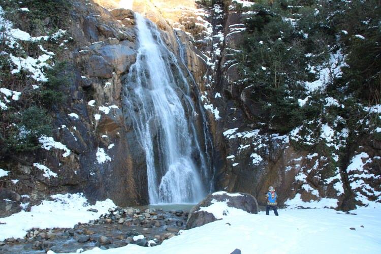 <div>Buz gibi suda y&uuml;zen &Ccedil;elik, Ortodoks Hıristiyanların Epifani Bayramı&rsquo;nı kutlamak i&ccedil;in eksi 20 derecedeki buzlu suya giren Rusya Devlet Başkanı Vladimir Putin&rsquo;i, T&uuml;rkiye&rsquo;deki şelalelere girmeye davet etti.</div>

<div>&nbsp;</div>

<div>&nbsp;</div>
