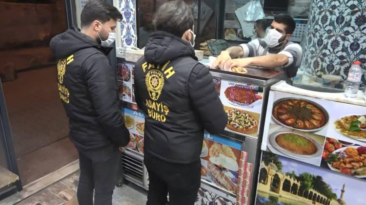 <p>Polis, otomatik demir kapı ile kapalı lokalin kapılarını 'D&uuml;r&uuml;m siparişi getirdik' diyerek a&ccedil;tırıp girdi.</p>

<p>&nbsp;</p>
